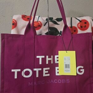 Marc Jacobs LARGE THE Tote Bag. LIPSTICK PINK
